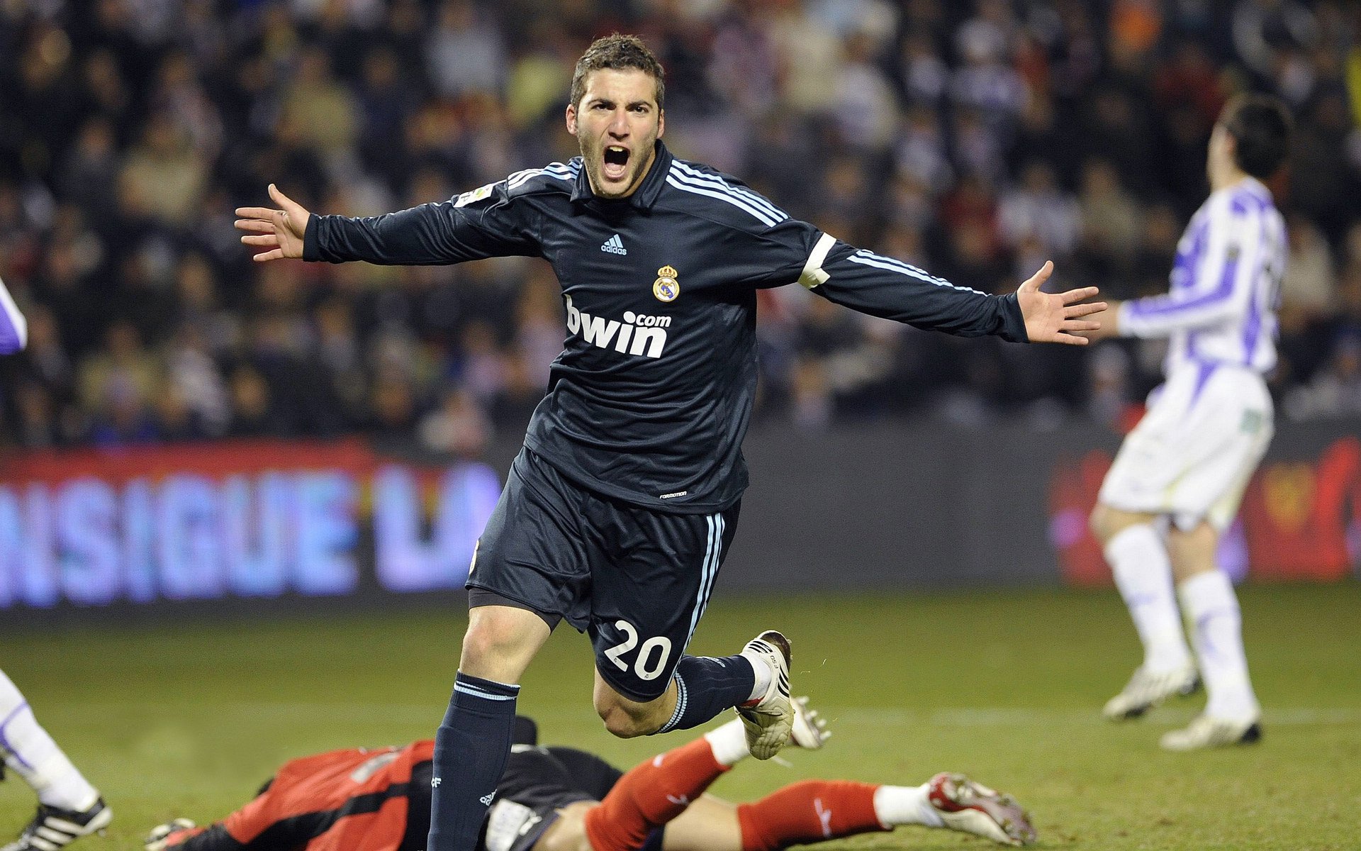 特斯·冯·迪克：领导南非队中场的攻防转换，调度球场节奏，冯 斯特拉客