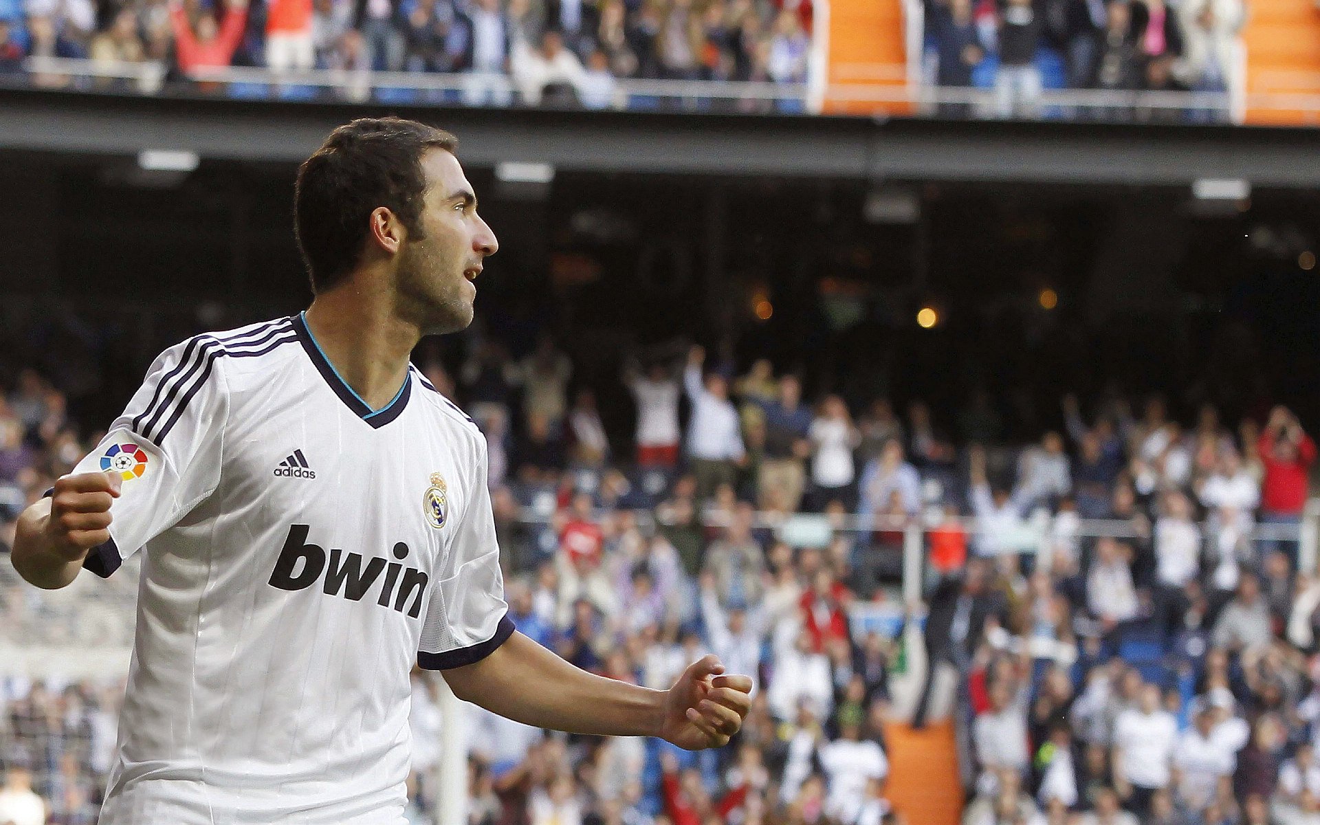 特斯·冯·迪克：领导南非队中场的攻防转换，调度球场节奏，冯 斯特拉客