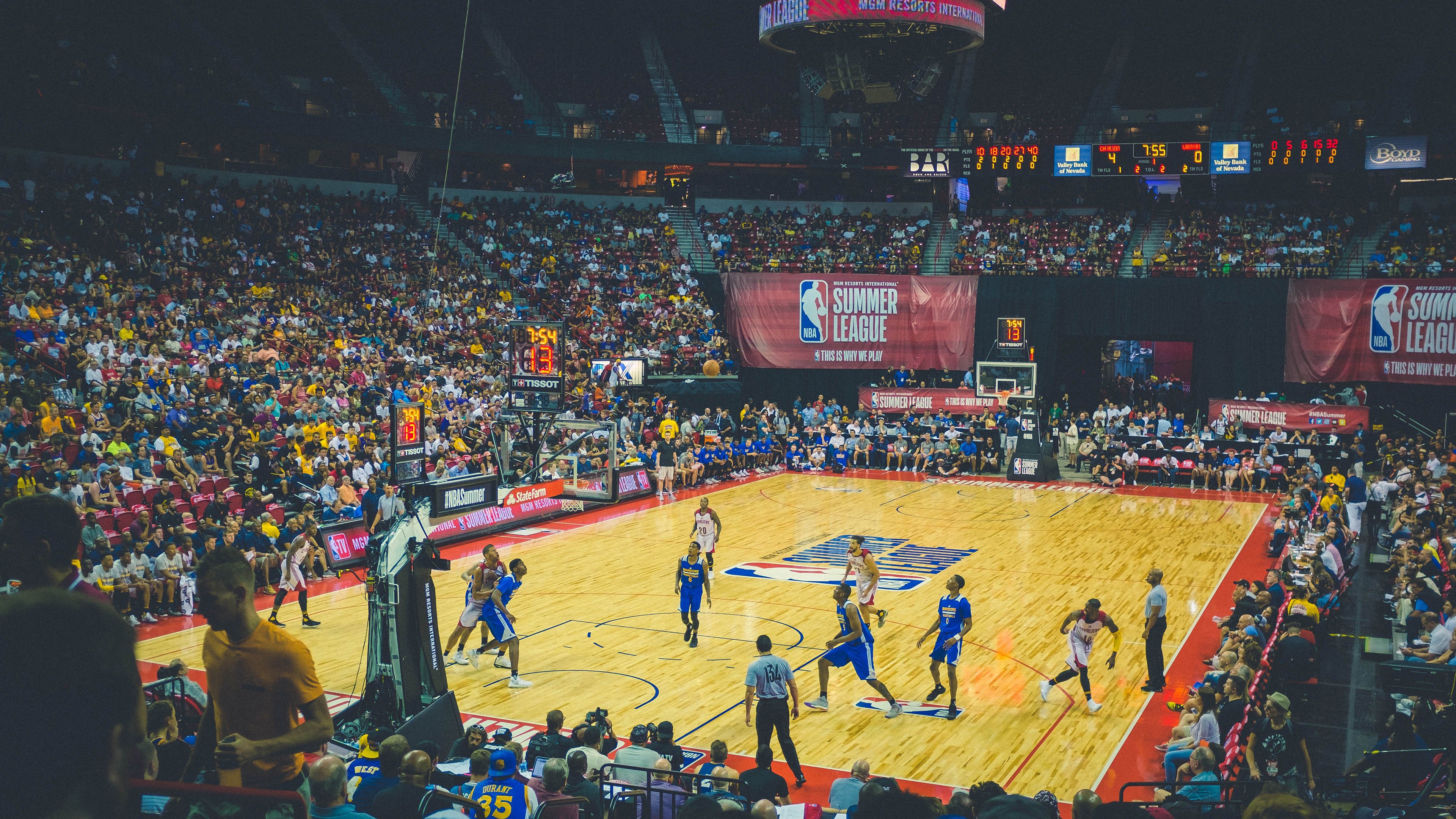 青训中心设置战术视频复盘角培养自主学习能力，训练营复盘